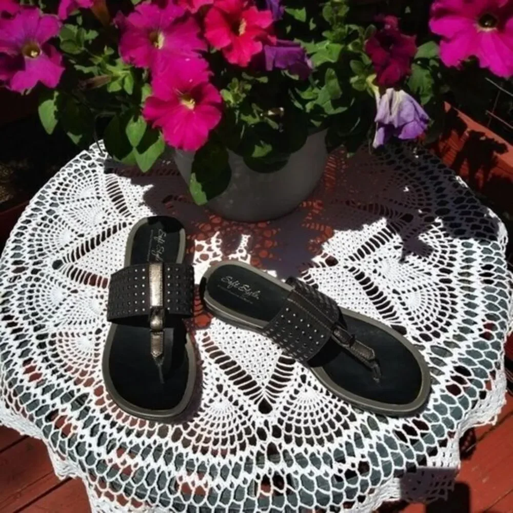 Hush puppies Comfy Strap Sandals black with bronze detail. Rivet detail Size 8.5